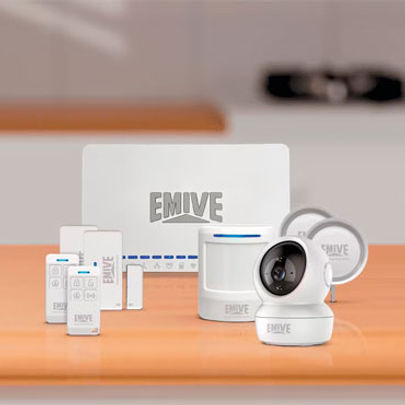 Equipamentos EMIVE de alarme e câmera sobre uma bancada
